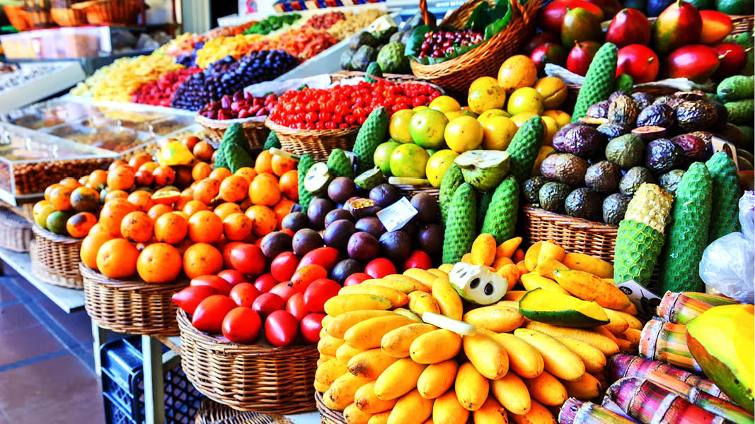 färska grönsaker och färggrann frukt på marknaden i funchal på resa till madeira